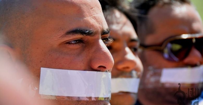 صورة صحفيوالديوانية يتظاهرون امام مبنى مجلس المحافظة ويقاطعون نشاطاته