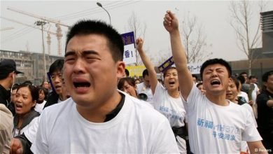 صورة أقارب ركاب الطائرة المفقودة يتظاهرون أمام سفارة ماليزيا في بكين