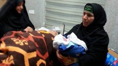 صورة في مستشفى متنقل أم البنين تنجب “زهراء “في كربلاء وتستمر مشيا مع ابنتها صوب الحسين عليه السلام