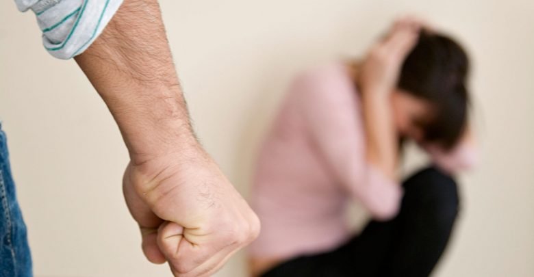 صورة اتساع جرائم العنف الأسري.. و90 % من الضحايا نساء