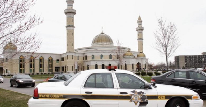 صورة شرطة فلوريدا تبحث عن متورط في تدنيس مسجد