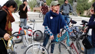 صورة عراقيات يكسرن القيود الاجتماعية من خلال قيادة الدراجات