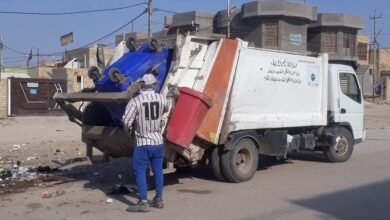 صورة القسم البلدي السادس تعمل على رفع النفايات والانقاض لمناطق متفرقة في مركز المدينة