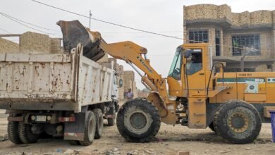 صورة بلدية الديوانية تُنفذ حملة لرفع النفايات والانقاض في حي الصدر الرابع