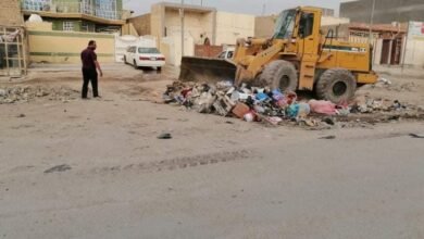 صورة بلدية الديوانية تعمل على رفع النفايات والانقاض من  حي الجمعية