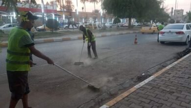 صورة بلدية الديوانية تعمل على تنظيف وإزالة الاتربة من الشوارع الرئيسية