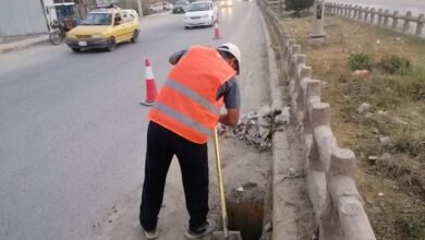 صورة بلدية الديوانيةتعمل على تنظيف فتحات تصريف المياه في مركز المحافظة